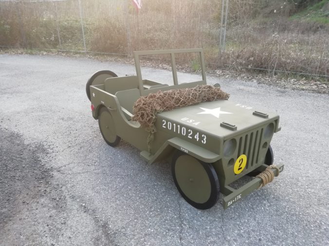 jeep in legno da esposizione